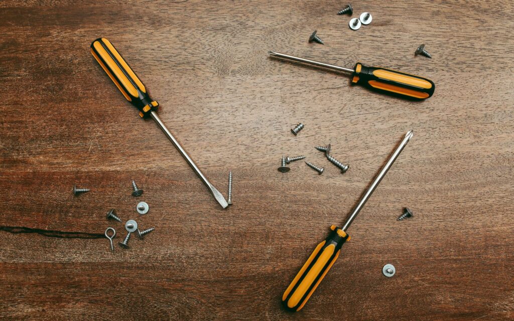 Screwdrivers and screws for assembling a kit